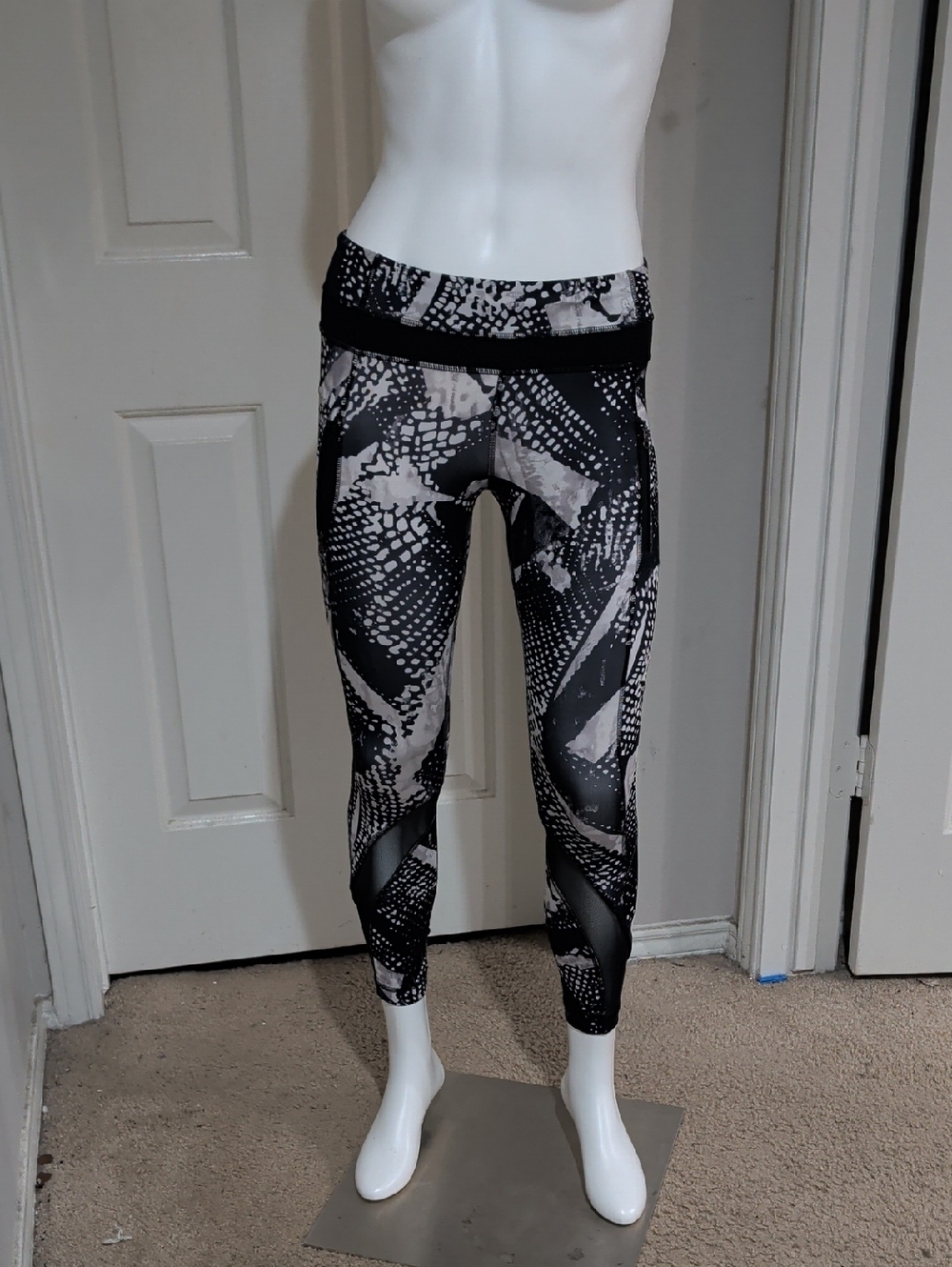 Lululemon Black & White Abstract Print High-Rise Leggings Medium